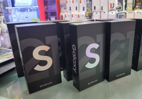 Samsung Galaxy S21 Ultra 5G  iPhone 13 Pro  iPhone 12 Pro